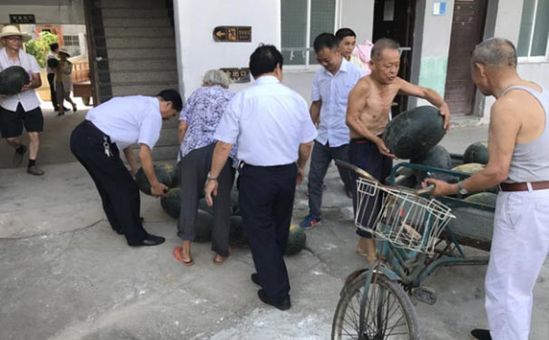 炎炎夏日，為福利院老人送清涼