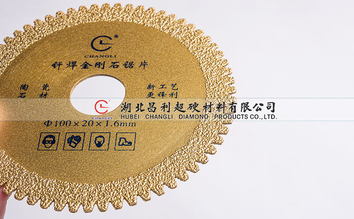 這方法有利于防止金剛石鋸片的偏差，從而提高石材加工質(zhì)量